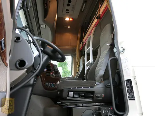 Изотермический фургон DAF XF 105. 6x2, г/п 15 тонн, 2 спальника. - фото 3