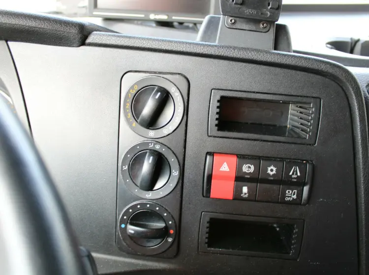 Mercedes Atego 1227 L, 10/2016 год, шторно-бортовая надстройка 46 м3, гидролифт, высокая кабина - фото 4