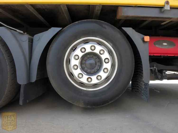 MAN TGX 26.440, 2011г, 6х2, 50м3 фургон, г/п 16т, ворота + гидролифт, высокая кабина - фото 4