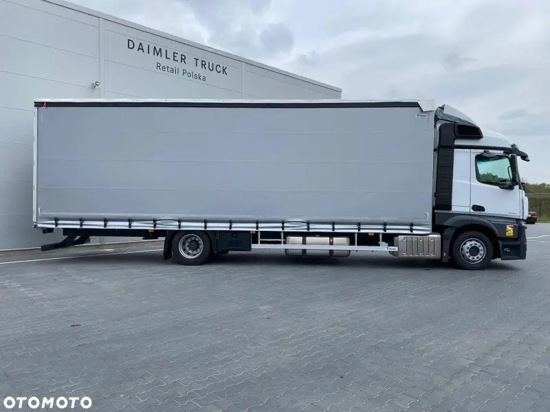 Новый грузовик Mercedes-Benz Actros 1830, 2025 год, 10 тонник, шторный кузов кубатурник 70 м3 с воротами | photo 1
