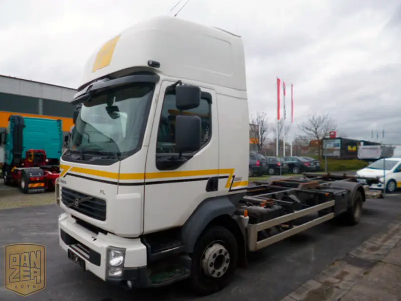 Грузовой контейнеровоз Volvo FL 290, 2010 год | photo 0