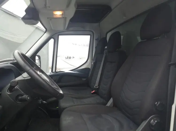 Iveco Daily 35C18, 2018 год, спарка, штора-борт 30 м3, гидроборт, полная масса 3500 кг, спальник - фото 3