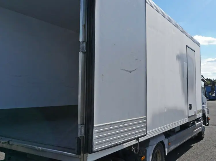 Рефрижератор Mercedes Atego 1222L, спальная кабина, ворота и гидролифт - фото