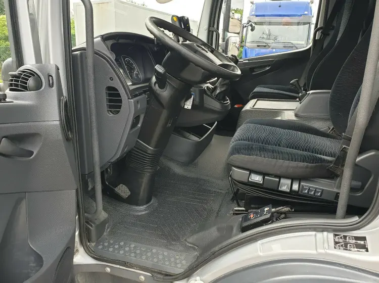 Mercedes Atego 823 L, 2015 год, борт-тент 45 м3 с боковой дверью, гидроборт, без пробега по РФ - фото 3