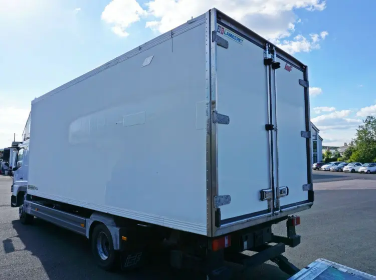Рефрижератор Mercedes Atego 1222L, спальная кабина, ворота и гидролифт - фото 9
