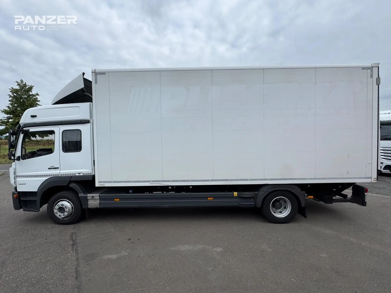 Грузовик Mercedes-Benz Atego 1224, 2016 год, промтоварный фургон 42 м3, гидролифт - фото