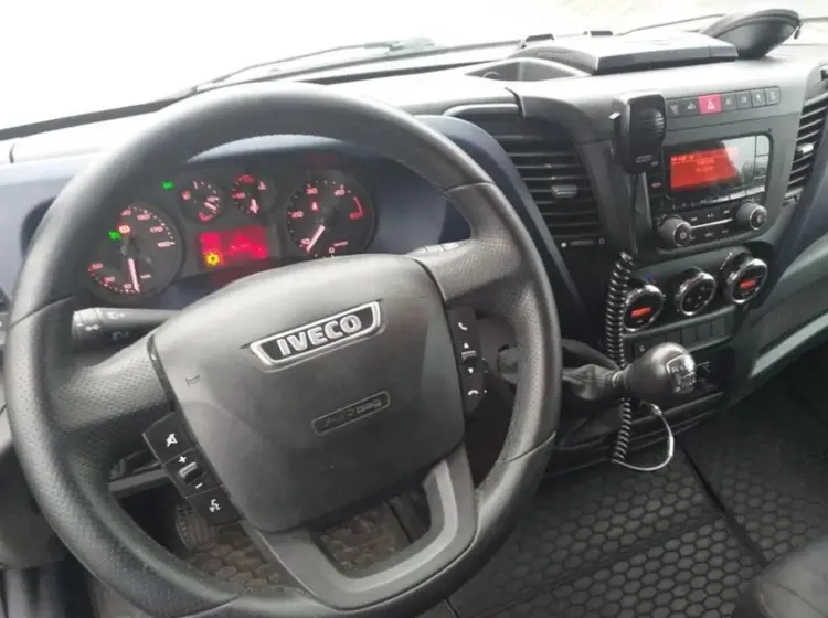 Iveco Daily 35C18, 2018 год, спарка, штора-борт 30 м3, гидроборт, полная масса 3500 кг, спальник - фото 4