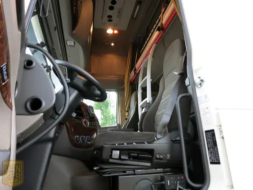 Автопоезд изотермический DAF XF 105.460 SSC, 2011 год, 107 м3 - фото