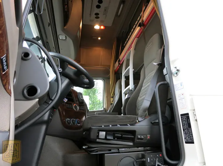 Автопоезд изотермический DAF XF 105.460 SSC, 2011 год, 107 м3 - фото