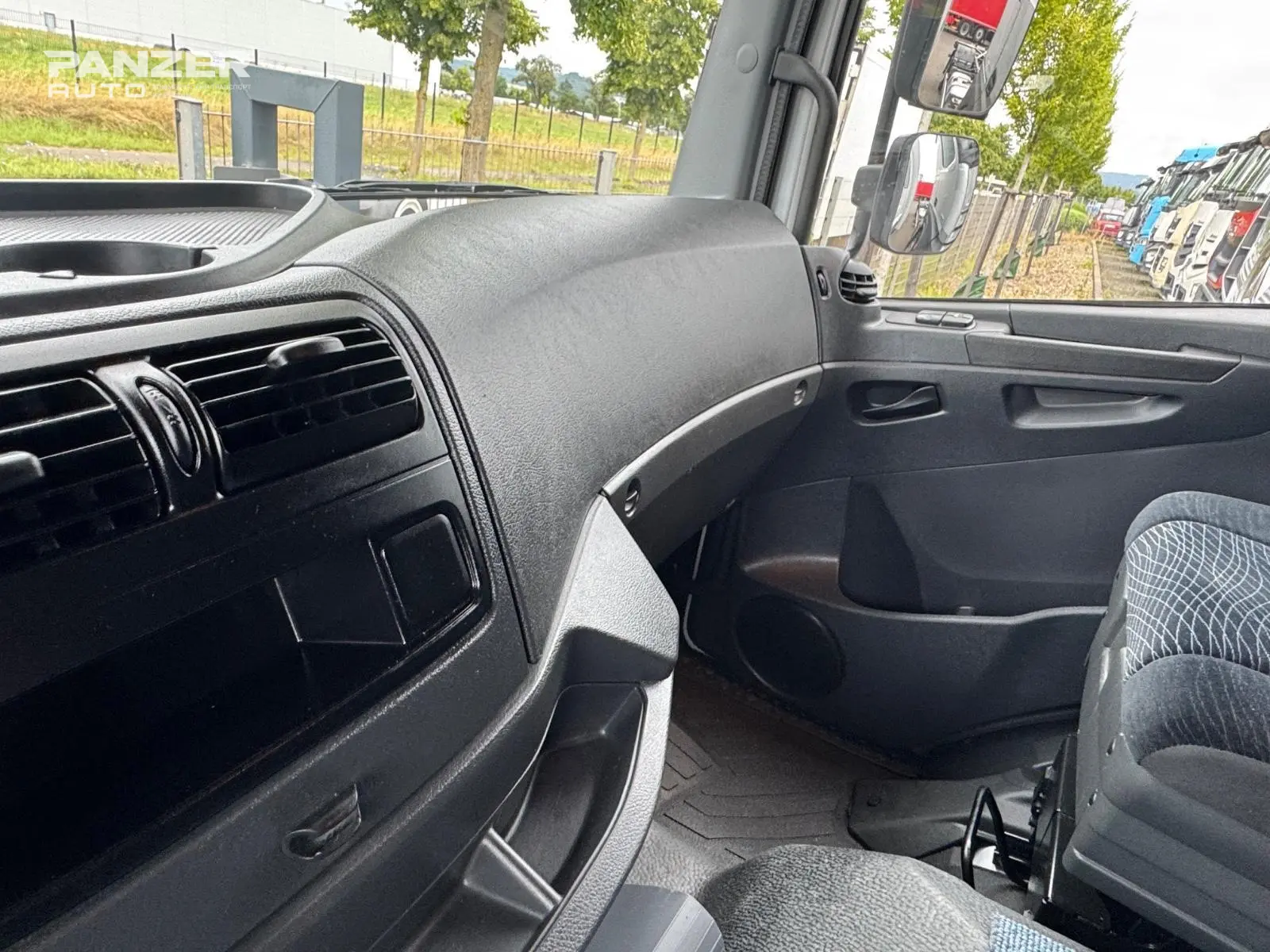 Грузовик Mercedes-Benz Atego 1224, 2016 год, промтоварный фургон 42 м3, гидролифт - фото 9