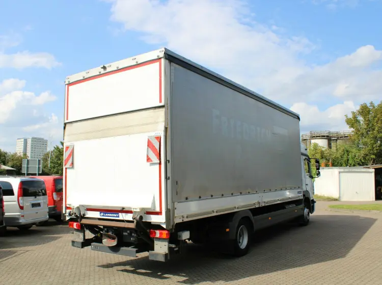 Mercedes Atego 1227 L, 10/2016 год, шторно-бортовая надстройка 46 м3, гидролифт, высокая кабина - фото