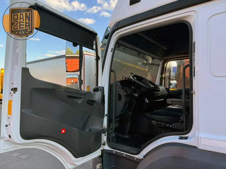 Mercedes-Benz Atego 1230, 2018 год, штора 50 м3, гидроборт, 2 спальника 32