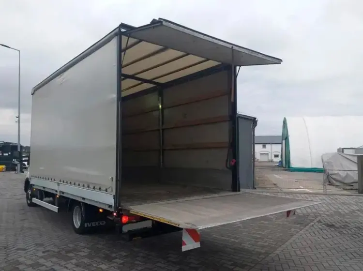 Iveco Daily 35C18, 2018 год, спарка, штора-борт 30 м3, гидроборт, полная масса 3500 кг, спальник - фото