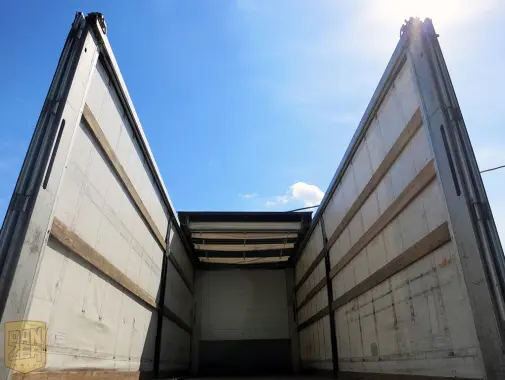 Прицеп шторный Schmitz Cargobull, 2010 год, 52 куба, ворота - фото 2